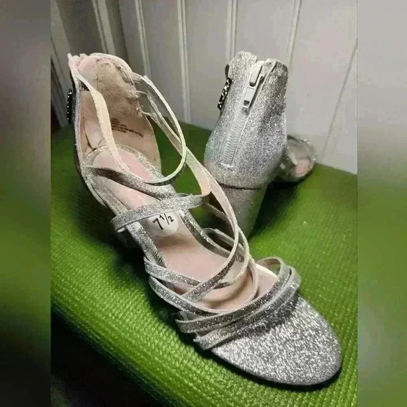 Comfortable Sugar,Silver Sparkle,low chunk heel size 7.5. Beautiful - Picture 5 of 5